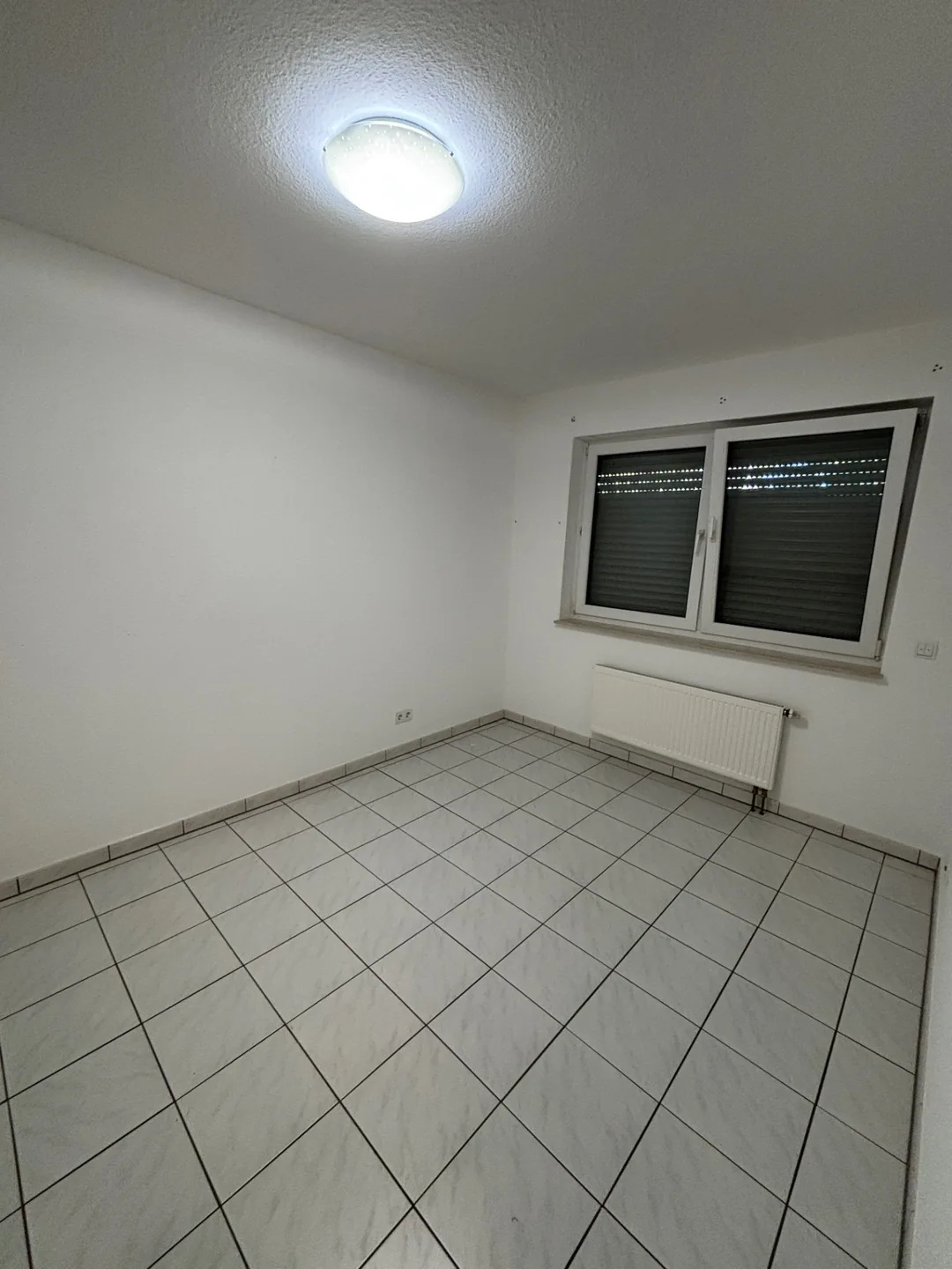 Geräumtes Schlafzimmer der Erdgeschosswohnung nach dem Auftrag
