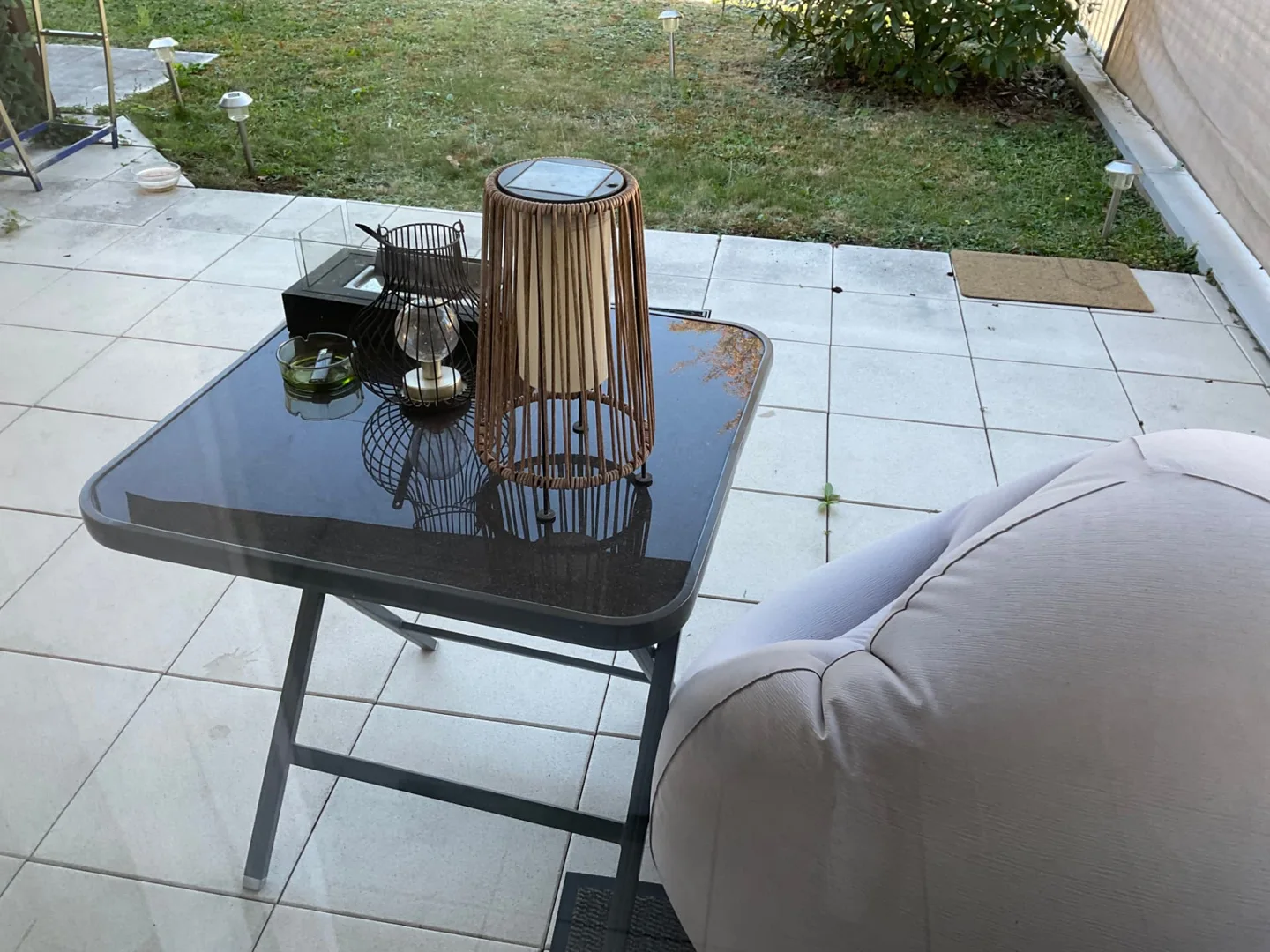 Terrasse mit Tisch und Sitzmöbel vor der Räumung
