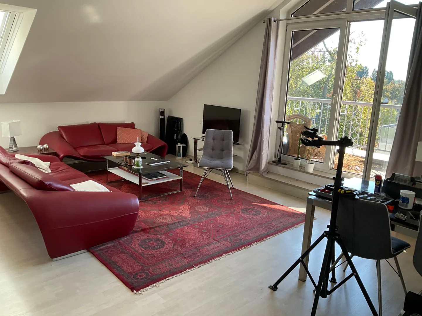 Wohnzimmer mit Sofas und Hausrat vor der Entrümpelung der Dachgeschosswohnung