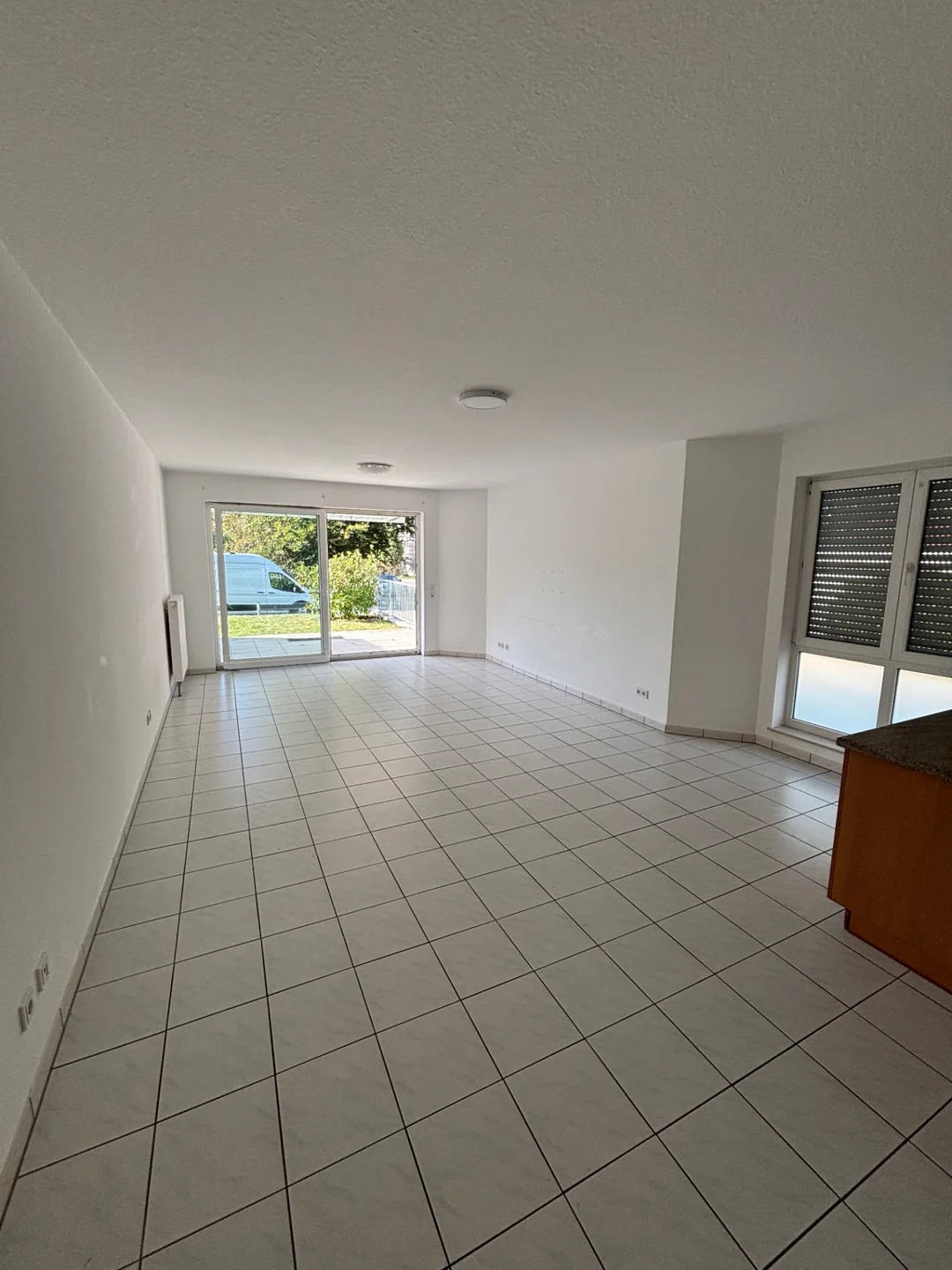 Geräumtes Wohnzimmer der Erdgeschosswohnung nach dem Auftrag