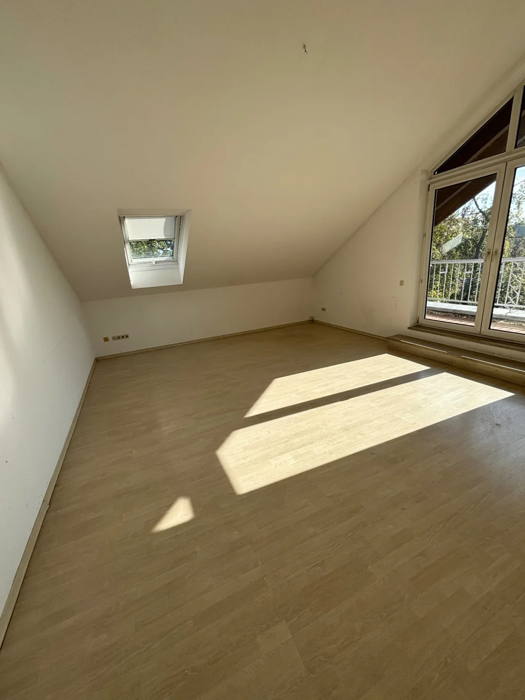 Geräumter Wohnbereich der Dachgeschosswohnung nach der Entrümpelung