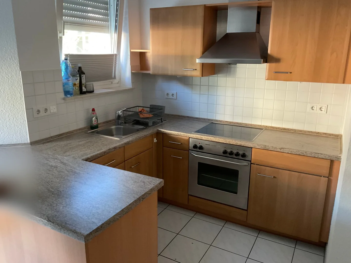 Küche der Erdgeschosswohnung im vollen Raum mit losen Gegenständen vor dem Auftrag